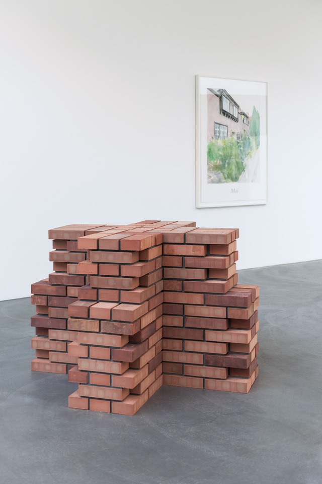 Socle social, 2013
Bricks, wood, paint
84 x 89 x 89 cm